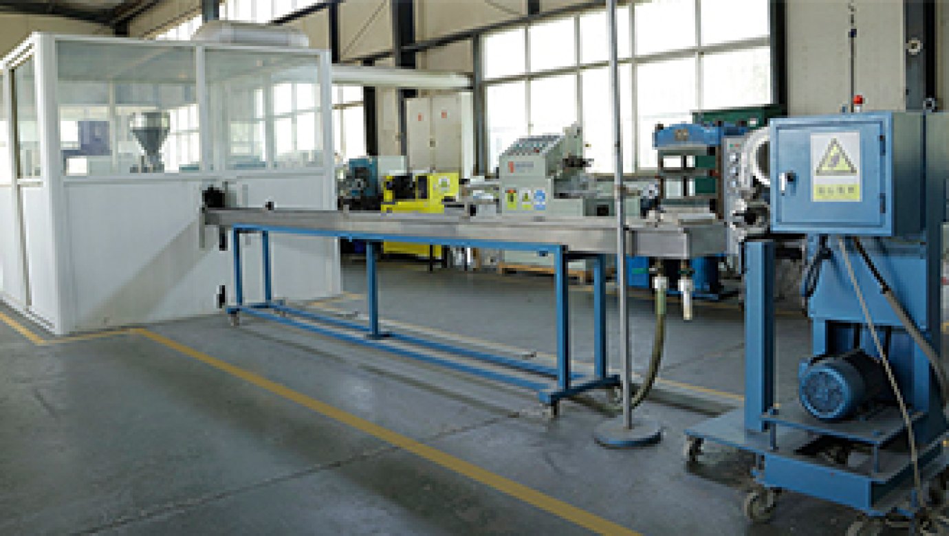 Twin screw extruder